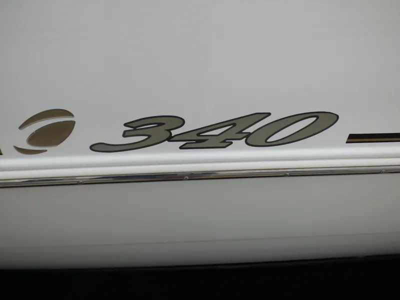 2001 Cruisers Yachts 340 Express