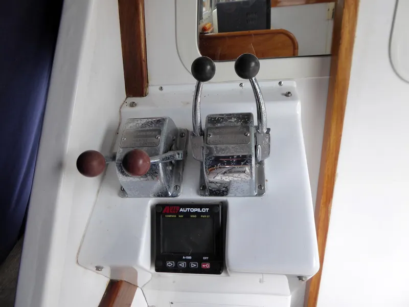 Aft cockpit controls, Auto-pilot