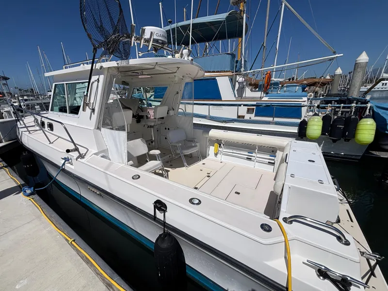 2004 Albin 28 TE boat docked at marina, featuring spacious deck and modern equipment.