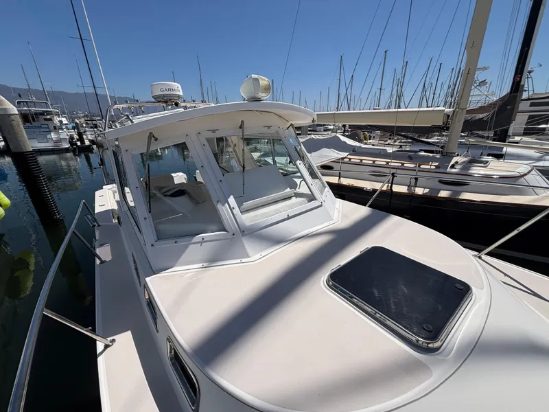 2004 Albin 28 TE boat docked at marina, featuring sleek design and modern equipment.