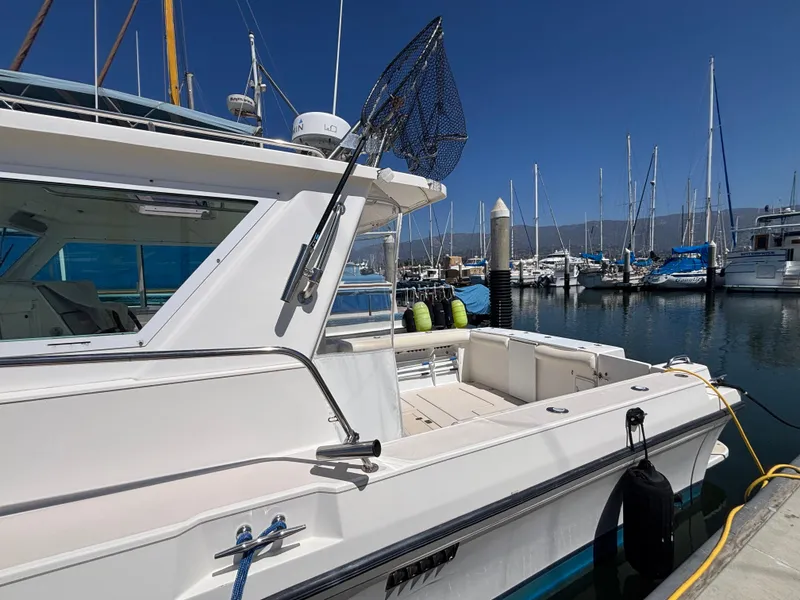 2004 Albin 28 TE boat docked at a marina with clear blue skies.