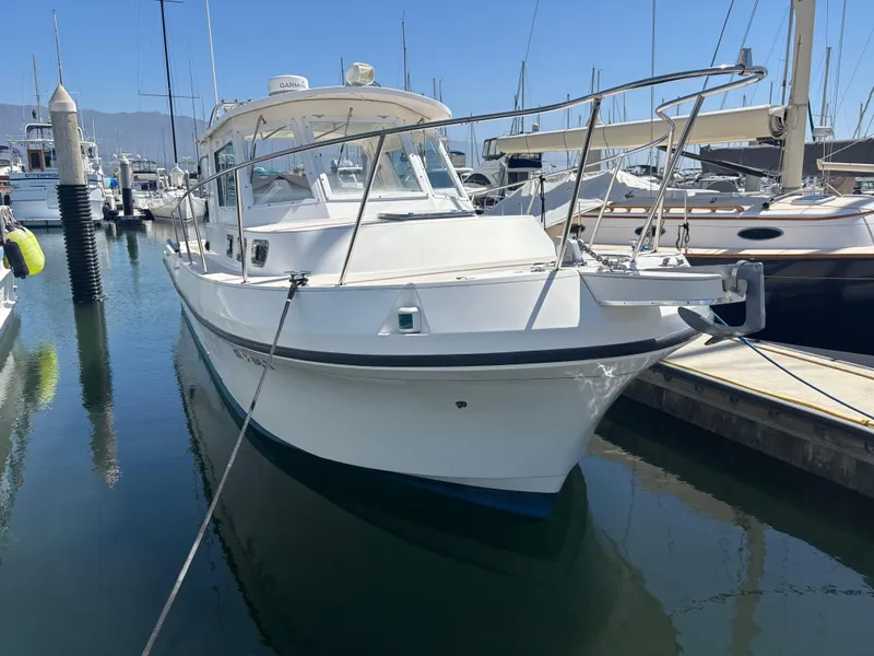 2004 Albin 28 TE boat docked in a marina under clear blue skies.