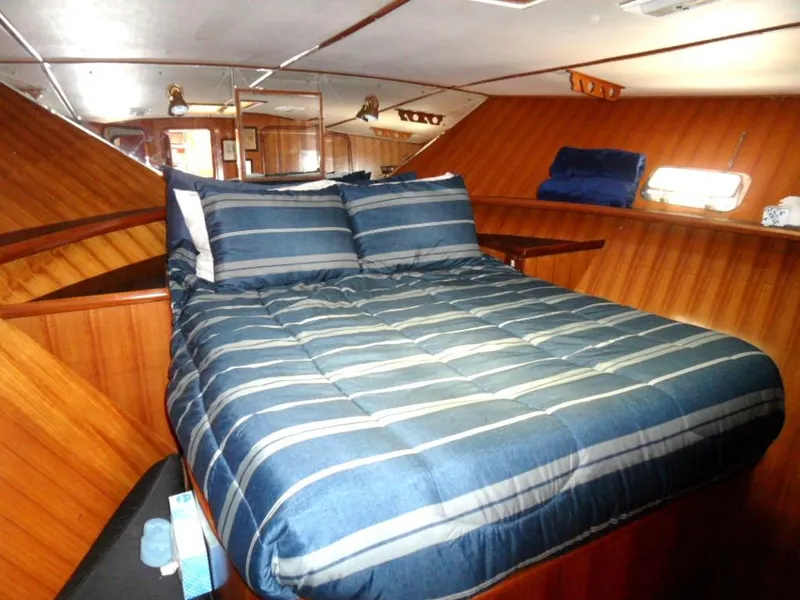 1990 Kha Shing 58 Cockpit Motoryacht