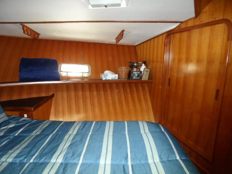 1990 Kha Shing 58 Cockpit Motoryacht