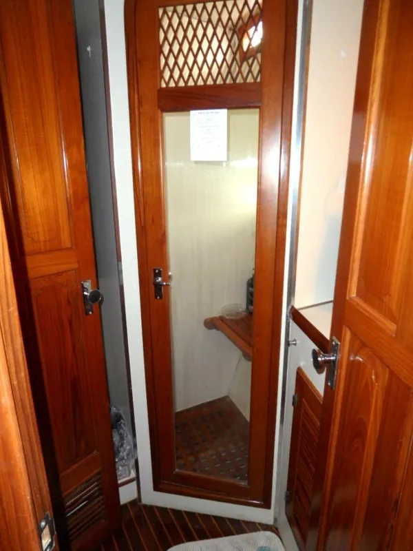 1990 Kha Shing 58 Cockpit Motoryacht