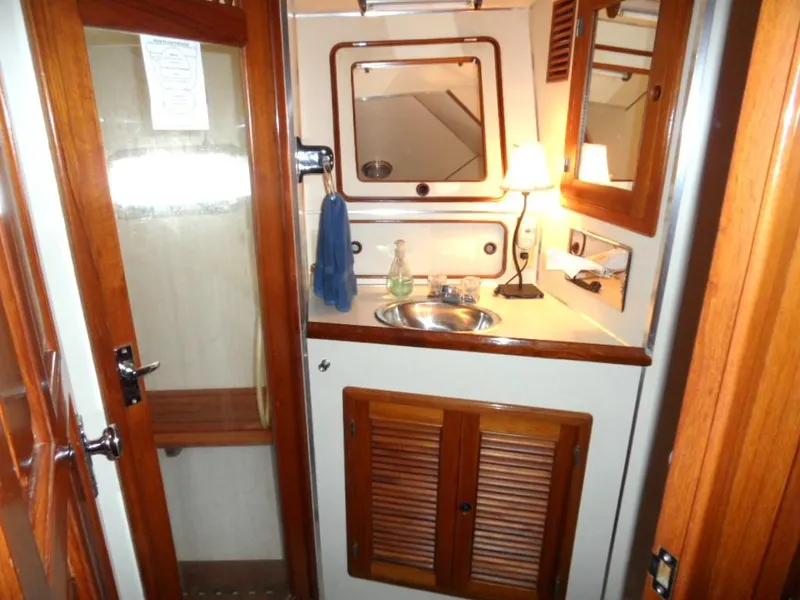 1990 Kha Shing 58 Cockpit Motoryacht