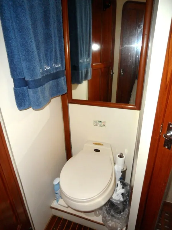 1990 Kha Shing 58 Cockpit Motoryacht
