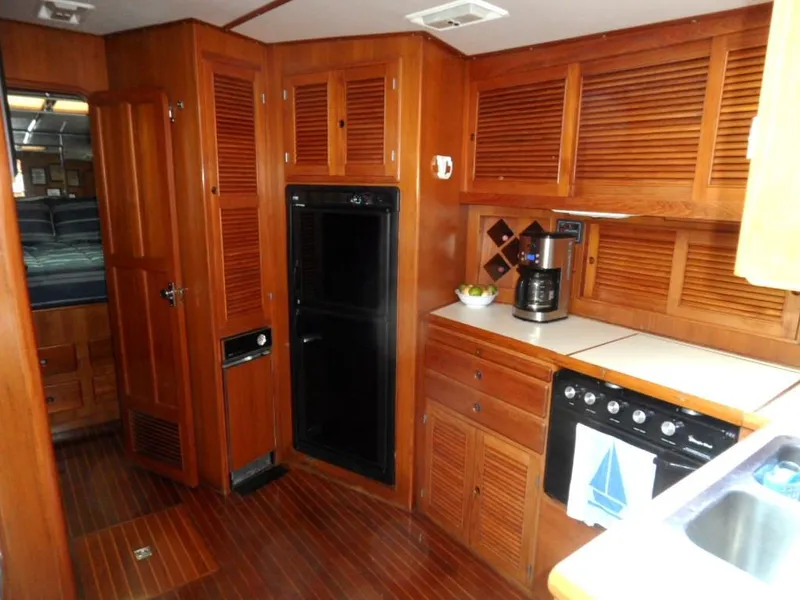 1990 Kha Shing 58 Cockpit Motoryacht