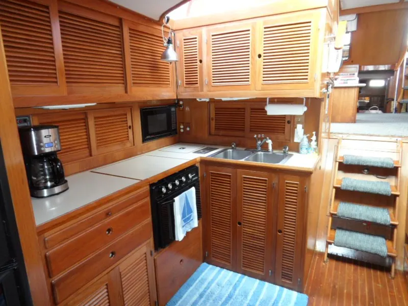 1990 Kha Shing 58 Cockpit Motoryacht