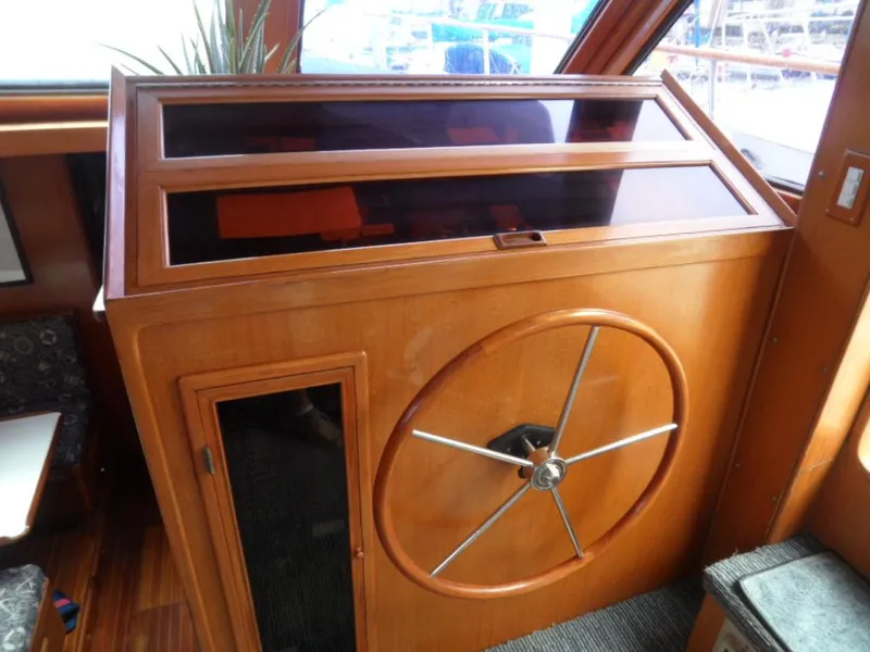 1990 Kha Shing 58 Cockpit Motoryacht