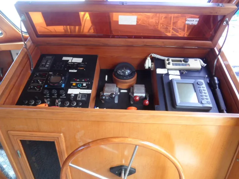 1990 Kha Shing 58 Cockpit Motoryacht