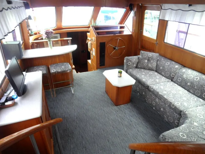 1990 Kha Shing 58 Cockpit Motoryacht