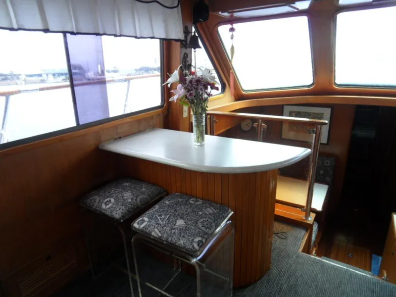 1990 Kha Shing 58 Cockpit Motoryacht