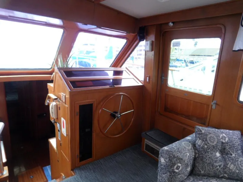 1990 Kha Shing 58 Cockpit Motoryacht