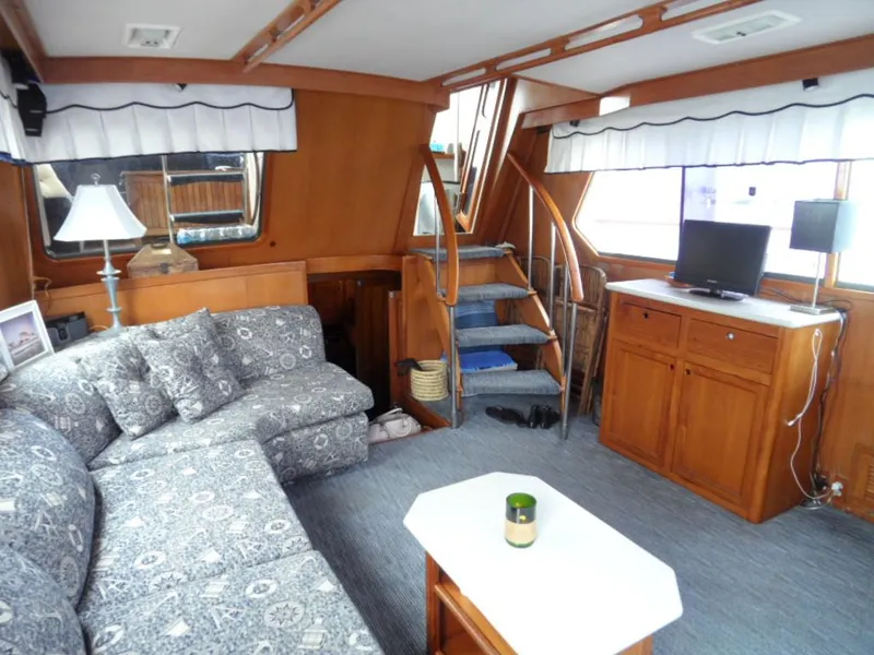 1990 Kha Shing 58 Cockpit Motoryacht