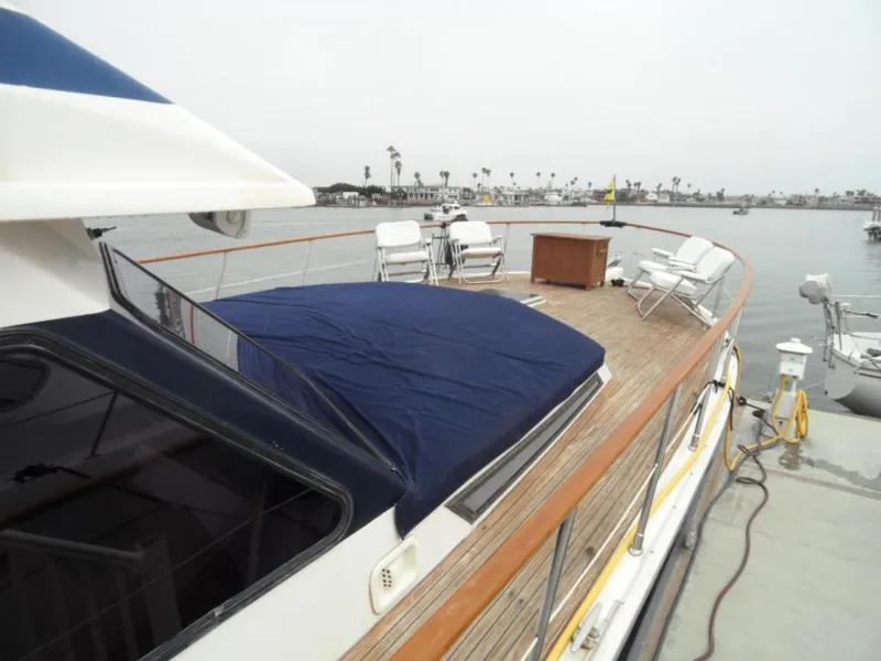 1990 Kha Shing 58 Cockpit Motoryacht