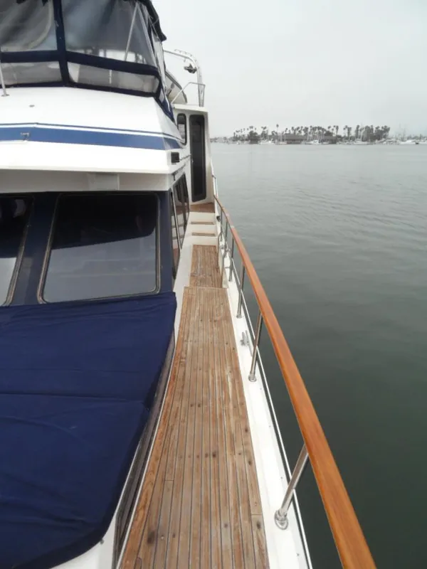 1990 Kha Shing 58 Cockpit Motoryacht