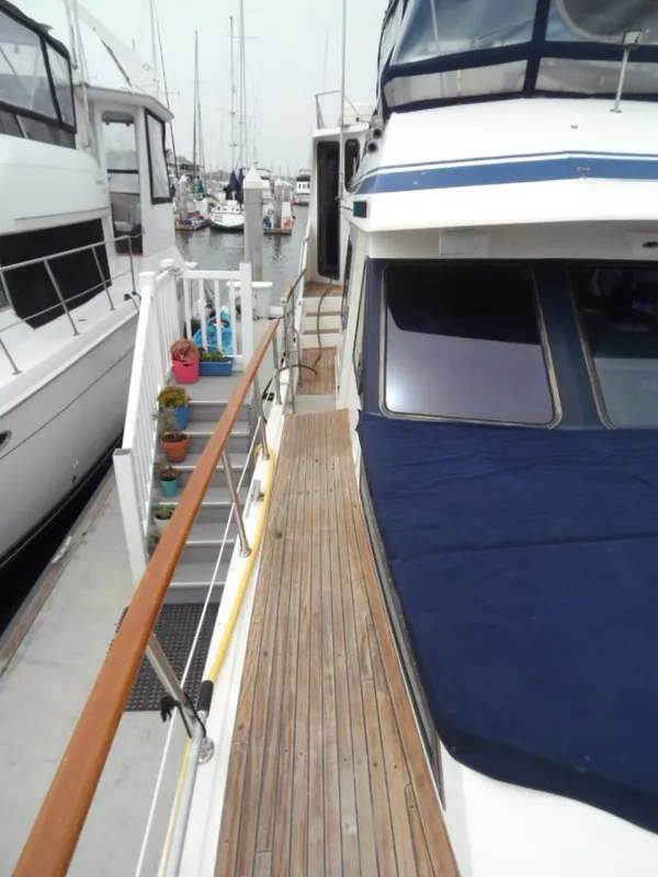 1990 Kha Shing 58 Cockpit Motoryacht