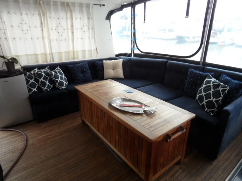 1990 Kha Shing 58 Cockpit Motoryacht