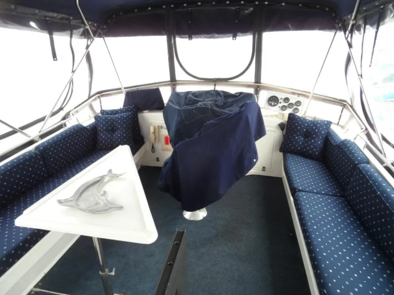 1990 Kha Shing 58 Cockpit Motoryacht