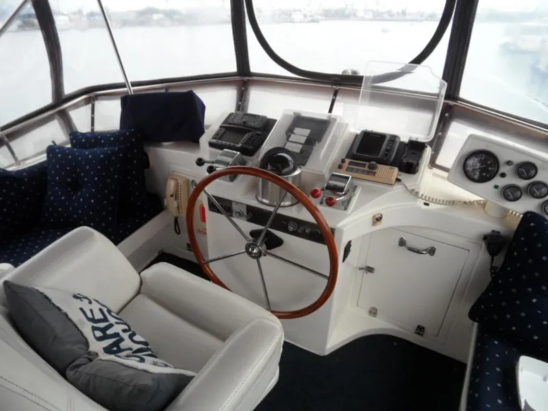 1990 Kha Shing 58 Cockpit Motoryacht