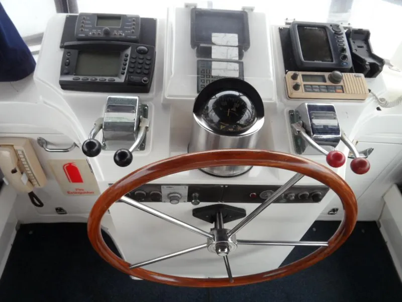 1990 Kha Shing 58 Cockpit Motoryacht