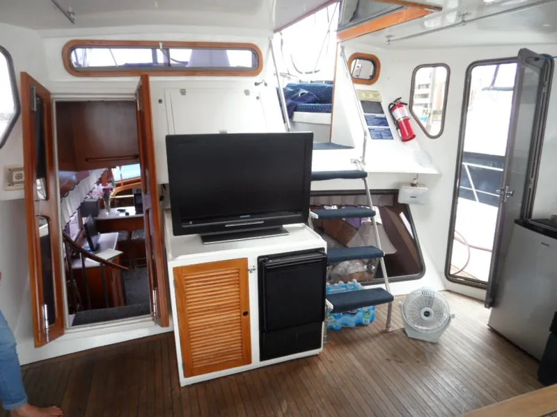 1990 Kha Shing 58 Cockpit Motoryacht