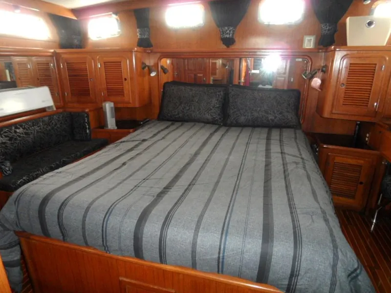 1990 Kha Shing 58 Cockpit Motoryacht
