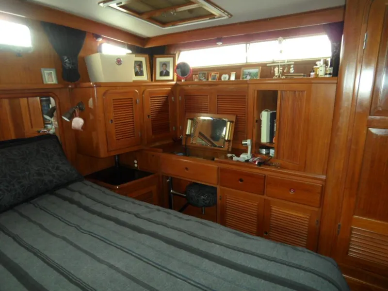 1990 Kha Shing 58 Cockpit Motoryacht