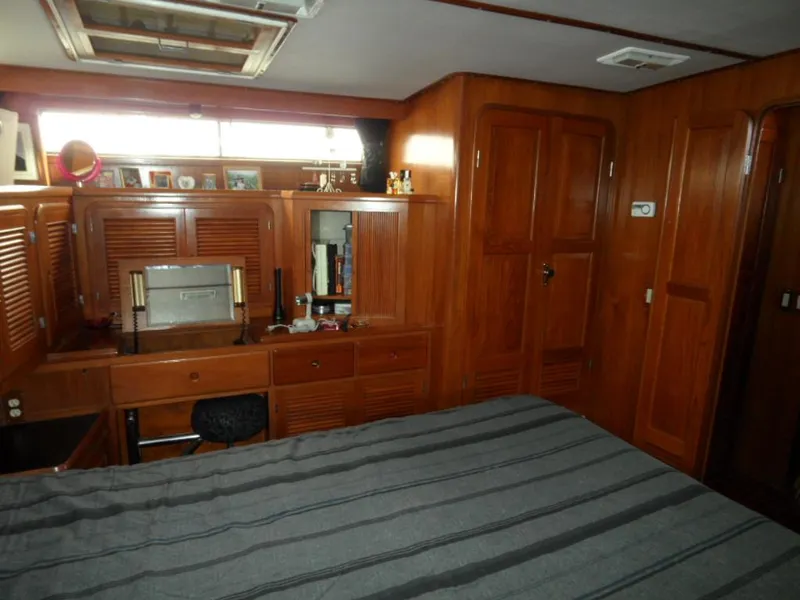 1990 Kha Shing 58 Cockpit Motoryacht
