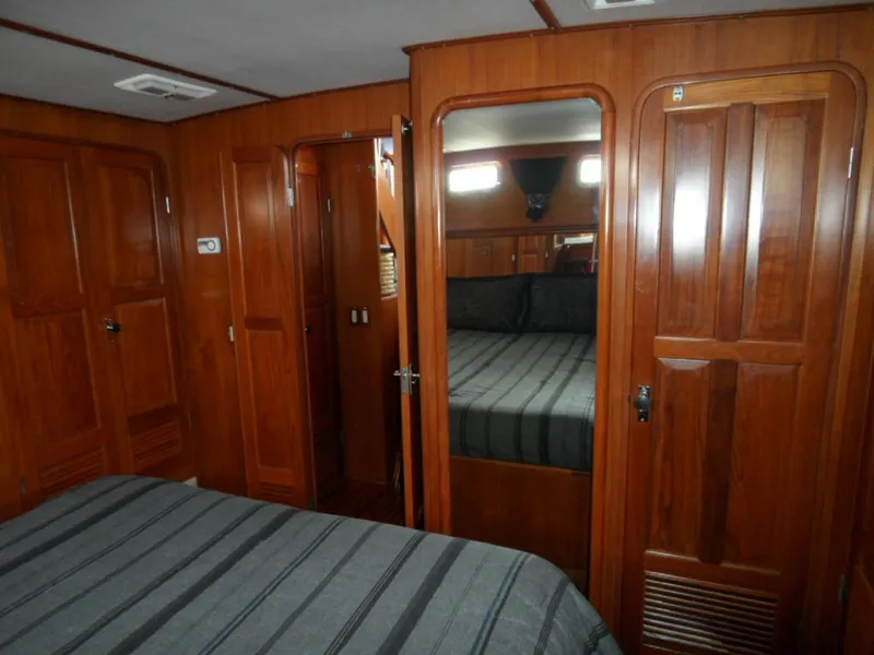 1990 Kha Shing 58 Cockpit Motoryacht