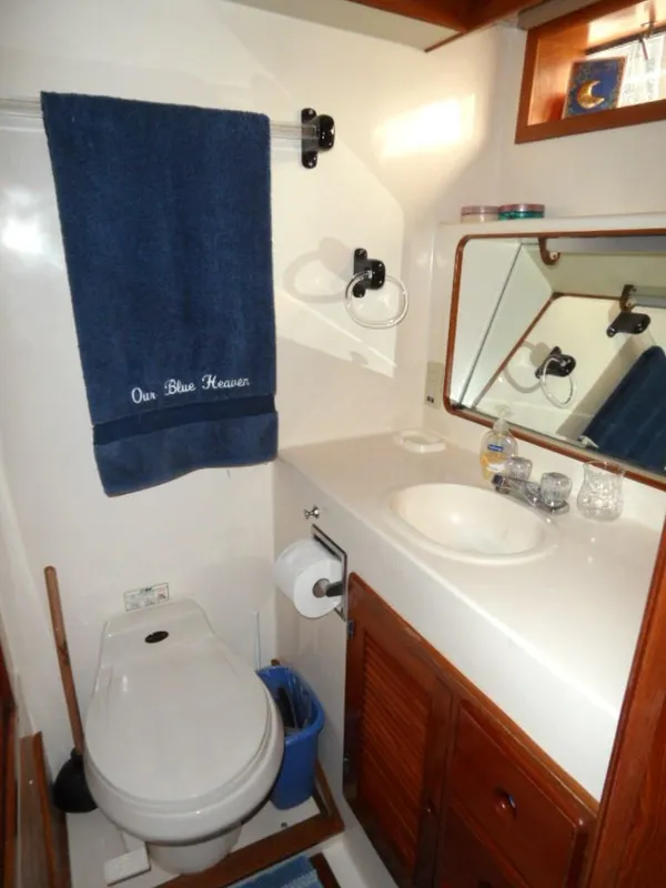 1990 Kha Shing 58 Cockpit Motoryacht