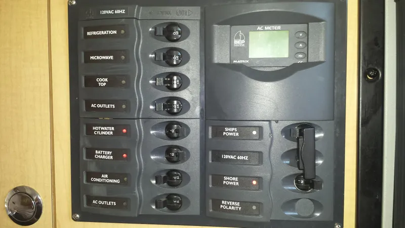 2005 World Cat 320 Express Cabin