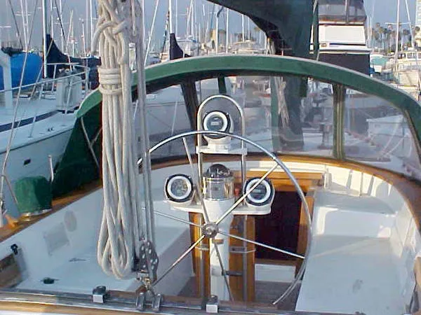 1982 Endeavour Center Cockpit