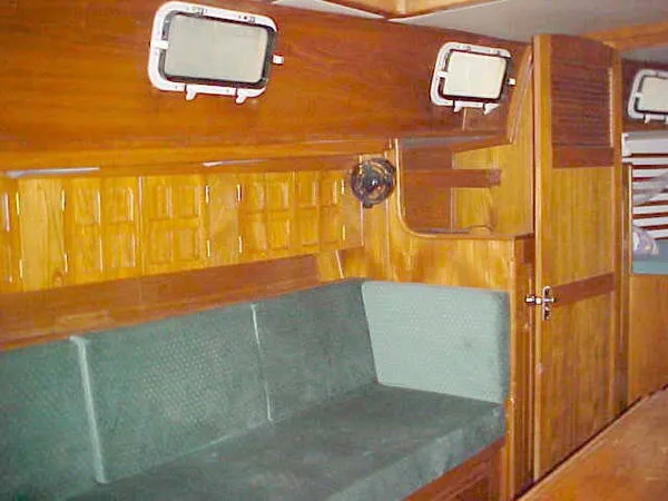 1982 Endeavour Center Cockpit