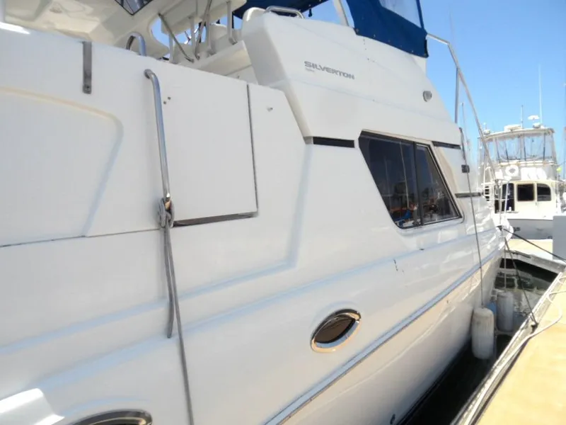 2001 Silverton 352 Motor Yacht