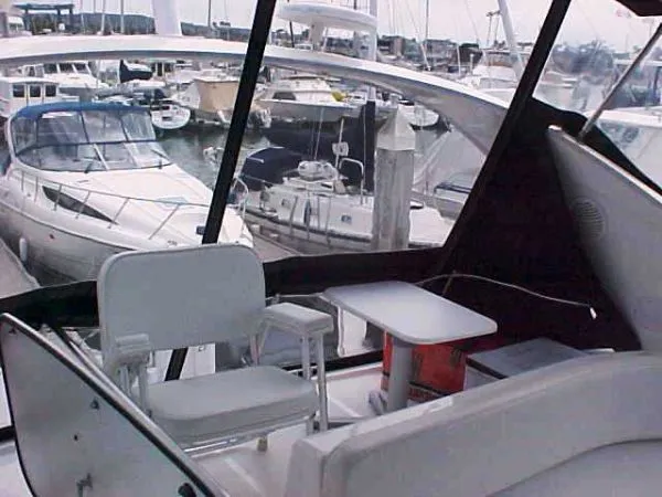 2000 Bayliner 3788 Command Bridge