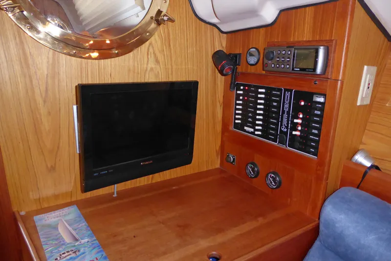 Nav station w/TV
