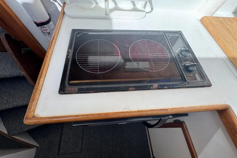 1977 Tollycraft 37 Convertible stove with dual burners and control knobs.