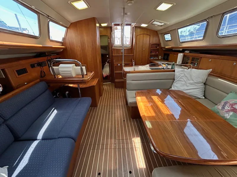 Salon Looking Aft
