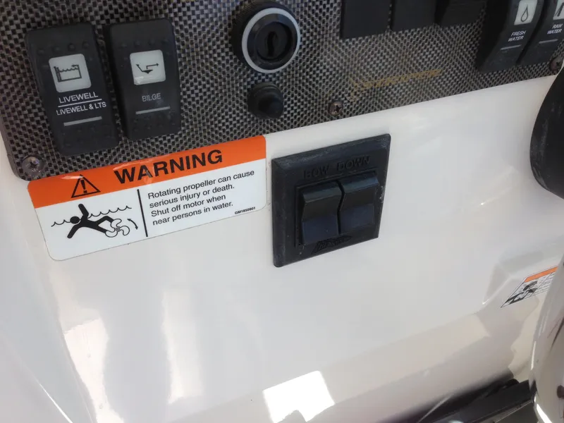 2007 Seaswirl Striper 2601 Walkaround I/O