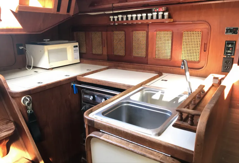 1983 Islander Peterson
