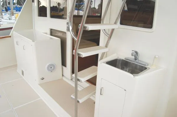 2001 Offshore Yachts Pilothouse
