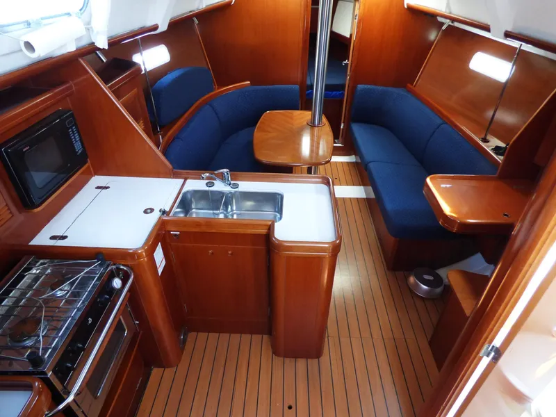 2004 Beneteau 373
