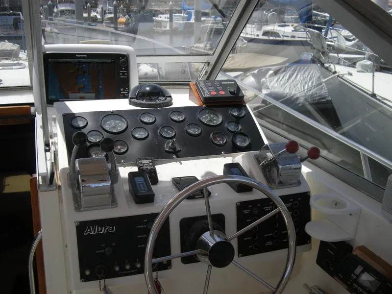 1988 Luhrs Alura 35