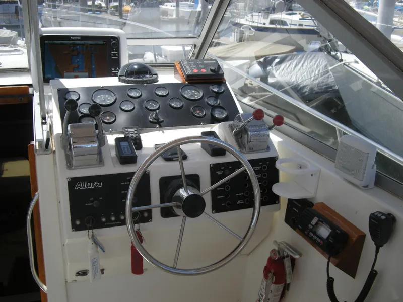 1988 Luhrs Alura 35