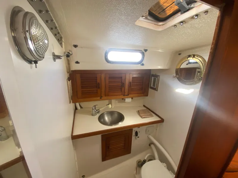 1985 Oceanic Center Cockpit 45