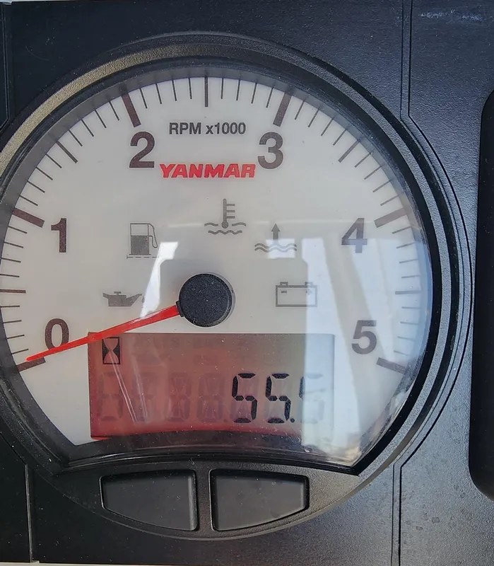 Yanmar tachometer displaying 550 RPM on a 2019 Catalina 385 sailboat.