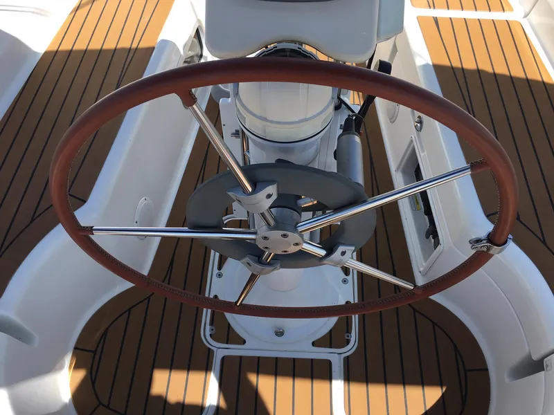 2005 Beneteau 323