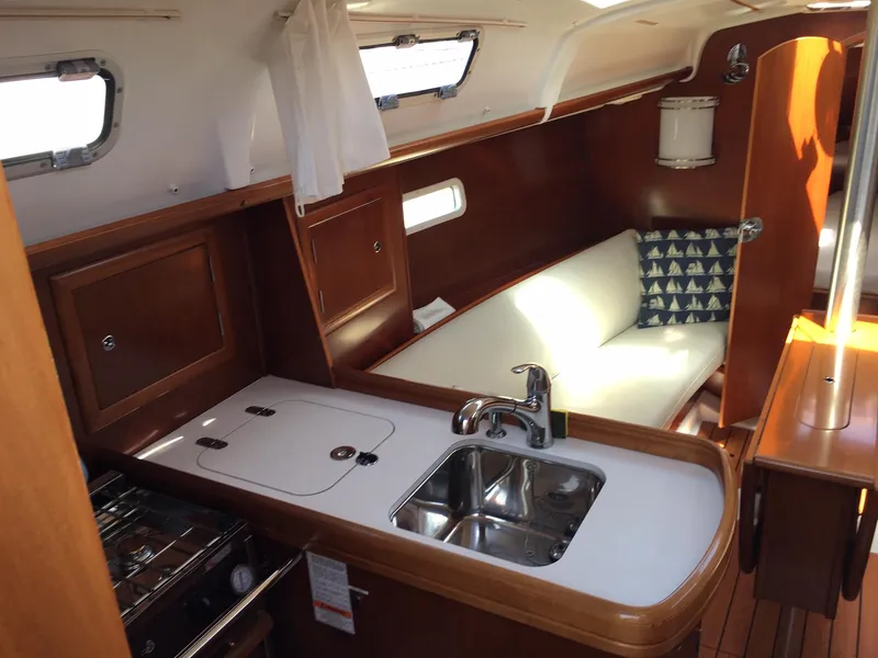 2005 Beneteau 323